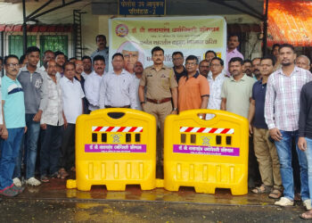 धर्माधिकारी प्रतिष्ठानकडून पोलिसांना बॅरिकेट्स भेट