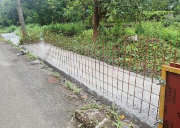 पर्यायी रस्त्याचा अभाव, थेट पोलिसी दबाव