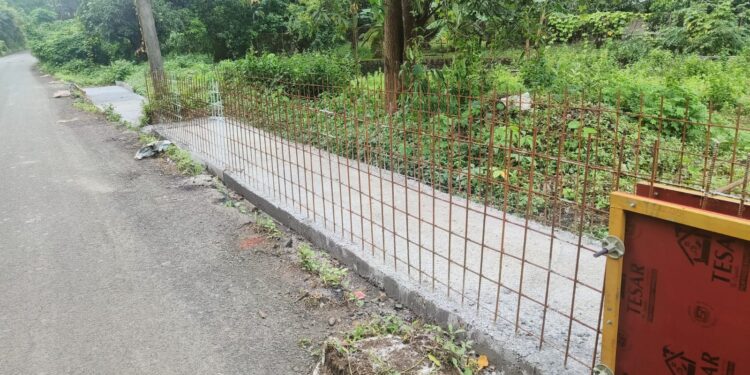 पर्यायी रस्त्याचा अभाव, थेट पोलिसी दबाव