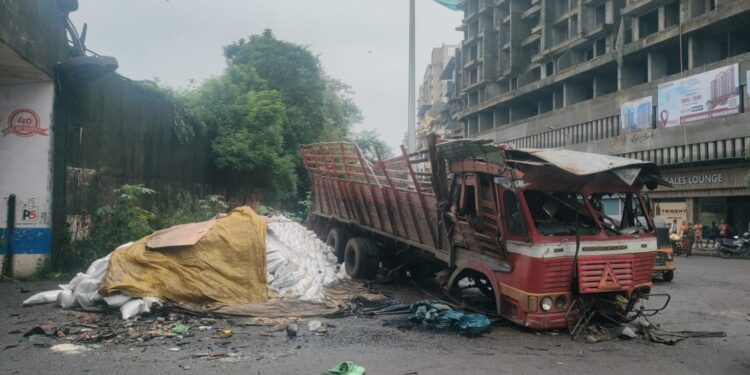 ज्वारी घेऊन जाणारा ट्रक पलटी