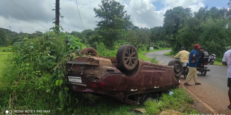 भरधाव कार चालकाचे गाडीवरील नियंत्रण सुटल्याने अपघात