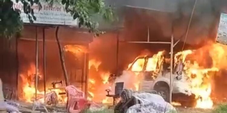 आकुर्ली येथील गॅरेजला आग; दोन गाड्या जळून खाक