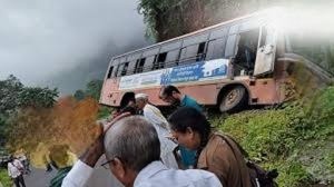माझेरी घाटात एसटी बसला अपघात