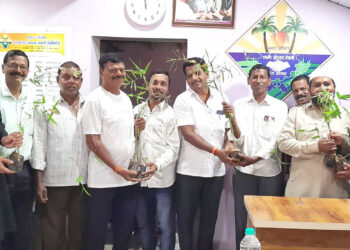 शेतकऱ्यांना बांबू रोपांचे वाटप