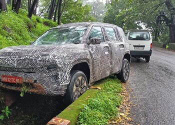 माथेरान घाटात पुन्हा अपघात; ट्रायल कार रेलिंग तोडून खड्ड्यात