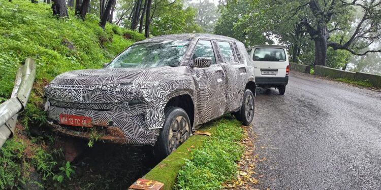 माथेरान घाटात पुन्हा अपघात; ट्रायल कार रेलिंग तोडून खड्ड्यात