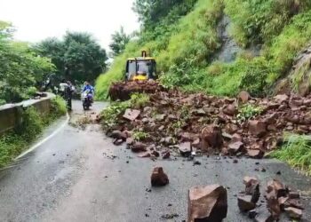 नेरळ- माथेरान घाटात दरड कोसळली