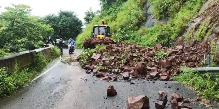 नेरळ- माथेरान घाटात दरड कोसळली