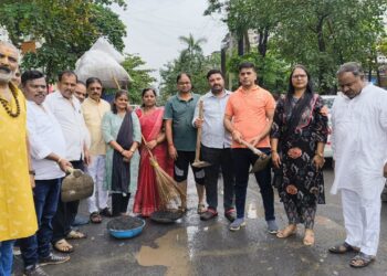 कामोठ्यात रस्त्यांच्या दुरवस्थेविरोधात गांधीगिरी