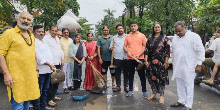 कामोठ्यात रस्त्यांच्या दुरवस्थेविरोधात गांधीगिरी