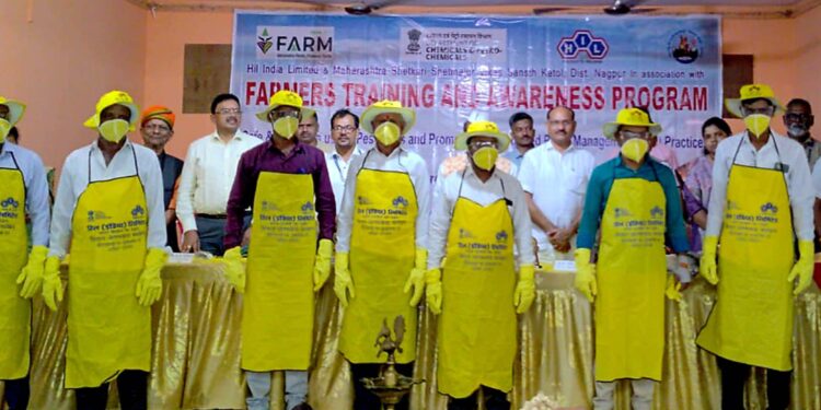 शेतकऱ्यांना कीड नियंत्रण व्यवस्थापनाविषयी मार्गदर्शन