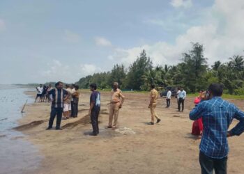 पर्यटकाची चारचाकी अडकली समुद्रकिनारी