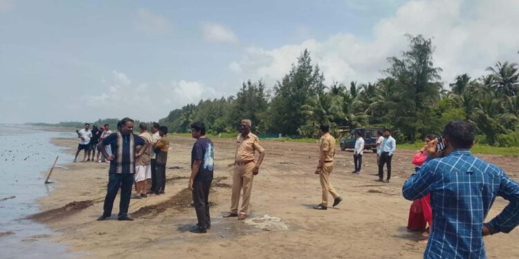 पर्यटकाची चारचाकी अडकली समुद्रकिनारी