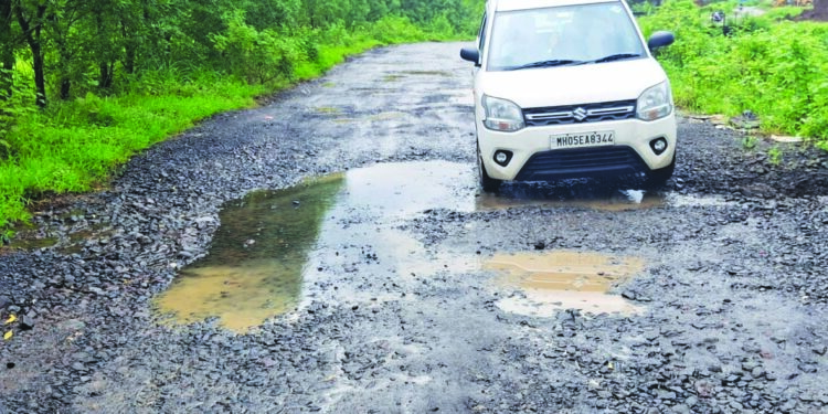 रस्त्याच्या मजबुतीकरणासाठी प्रशासनाचे दुर्लक्ष