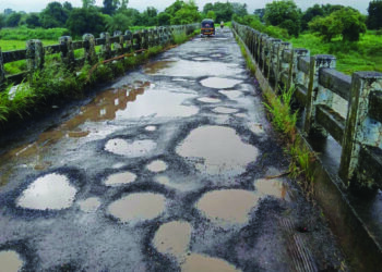 नेरळमधील तळवडे पूल खड्ड्यात