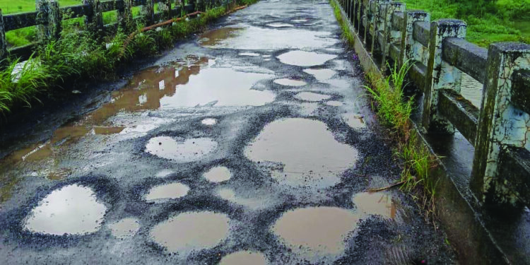 नेरळमधील तळवडे पूल खड्ड्यात