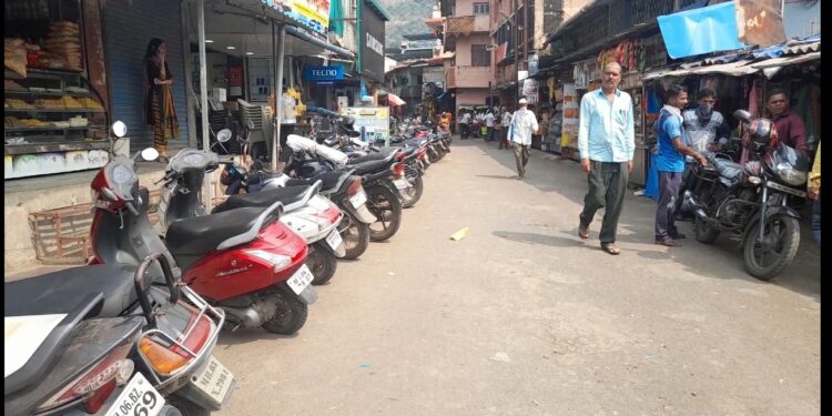 पाली शहरला अतिक्रमणाचे ग्रहण