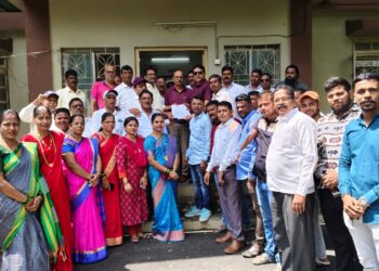 खड्डेमय रस्त्याविरोधात शेकाप आक्रमक