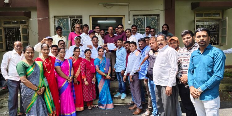 खड्डेमय रस्त्याविरोधात शेकाप आक्रमक