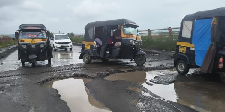 उरणमधील पुलावर मृत्यूचे खड्डे