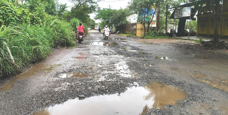 रस्ते दुरुस्तीचा दावा फेल
