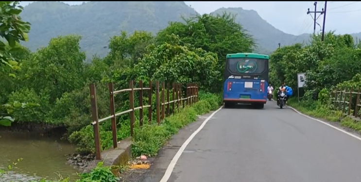 धोकादायक पुलाला अवजड त्रास