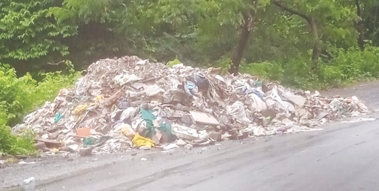 चिरनेर- खारपाडा रस्त्यावर रात्री टाकले जाते डेब्रिज