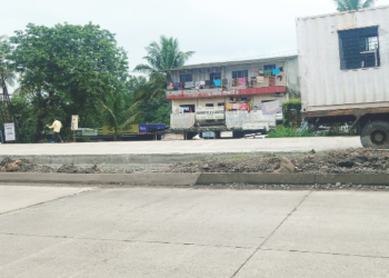 रस्त्याला गतिरोधक बसविण्याची मागणी