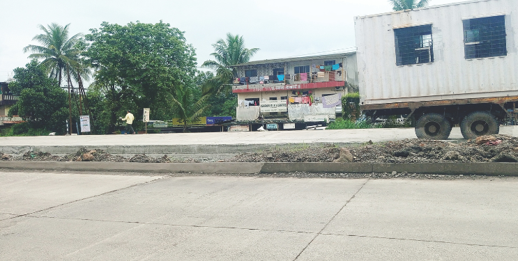 रस्त्याला गतिरोधक बसविण्याची मागणी