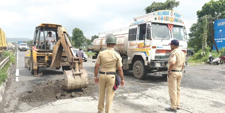 खड्डे बुजविण्यासाठी पोलीस रस्त्यावर