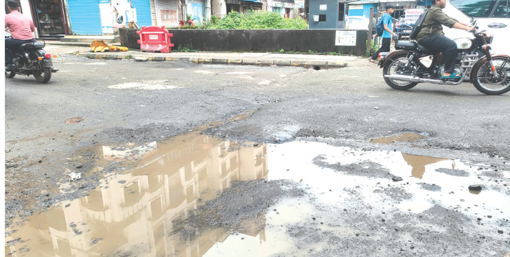 नवीन पनवेलचे रस्ते खड्ड्यात