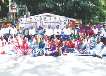 शेतकऱ्यांचे जिल्हाधिकारी कार्यालयासमोर आंदोलन