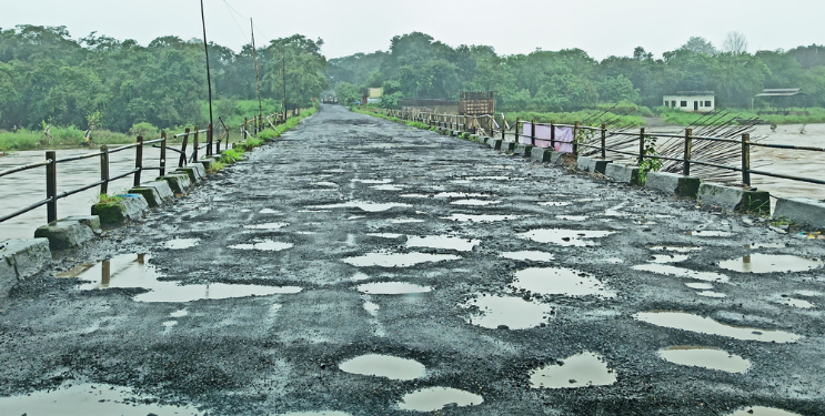 नेरळ-कळंब रस्ता खड्डेमय