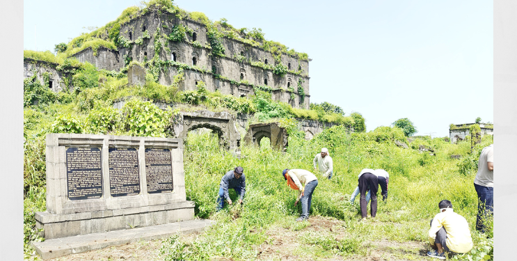 जंजिरा किल्ल्याच्या साफसफाईला सुरुवात