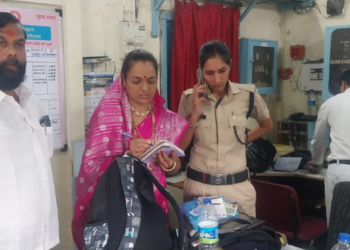 लोकलमध्ये विसरलेली प्रवाशांची बॅग पोलिसांच्या स्वाधीन