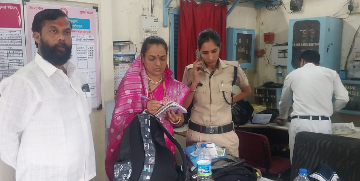 लोकलमध्ये विसरलेली प्रवाशांची बॅग पोलिसांच्या स्वाधीन