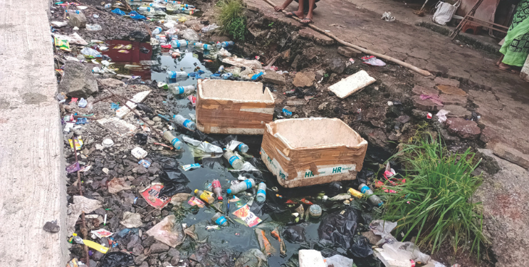 तळा बसस्थानकात जीवघेणे खड्डे