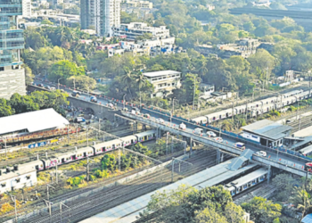 पादचारी पुलामुळे संसार रस्त्यावर