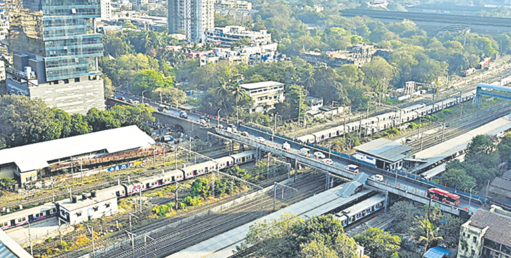 पादचारी पुलामुळे संसार रस्त्यावर