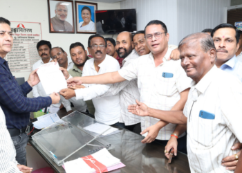 शेकापची महावितरणच्या कार्यालयावर धडक