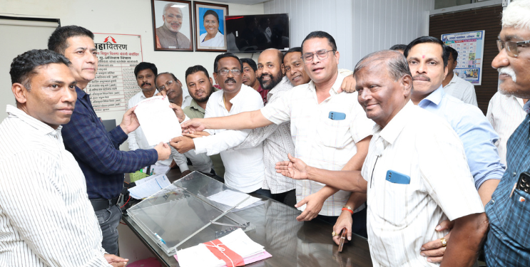 शेकापची महावितरणच्या कार्यालयावर धडक