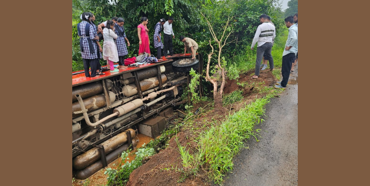 कोलाड- भाले एसटी बस पलटी