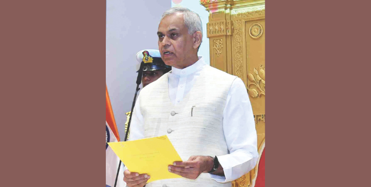 आचार्य देवव्रत यांनी घेतली राज्यपालपदाची शपथ