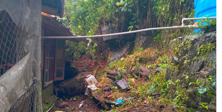 मुरुडमध्ये घरावर दरड कोसळली