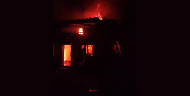 आंबिवली गावामधील घराला भीषण आग