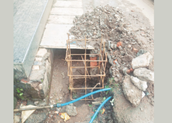 श्रीवर्धनमधील विजेचे खांब गटारात