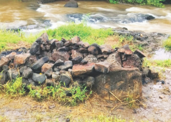 मृत्यूपश्चातही कुंचबनेचे बळी; धो-धो पावसात उघड्यावर अंत्यसंस्कार