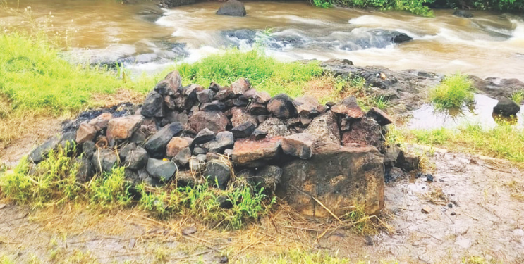 मृत्यूपश्चातही कुंचबनेचे बळी; धो-धो पावसात उघड्यावर अंत्यसंस्कार