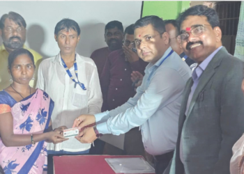 जिल्हाधिकाऱ्यांच्या हस्ते दाखले वाटप