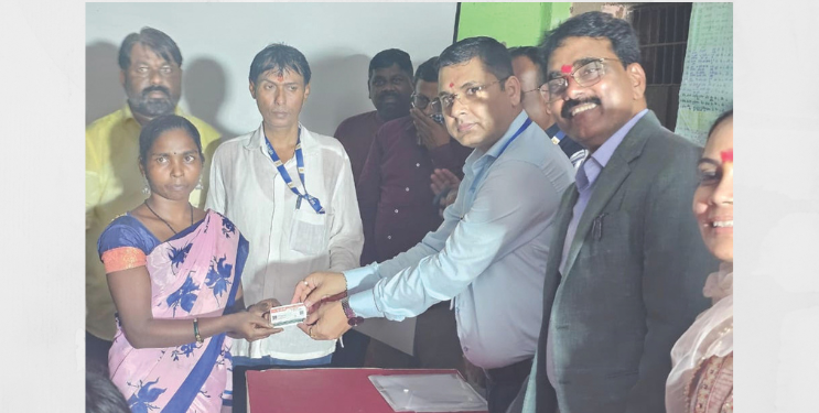 जिल्हाधिकाऱ्यांच्या हस्ते दाखले वाटप